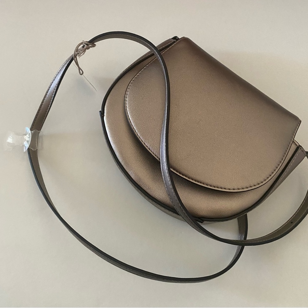Elegant Silver Crossbody Bag for Versatile Style